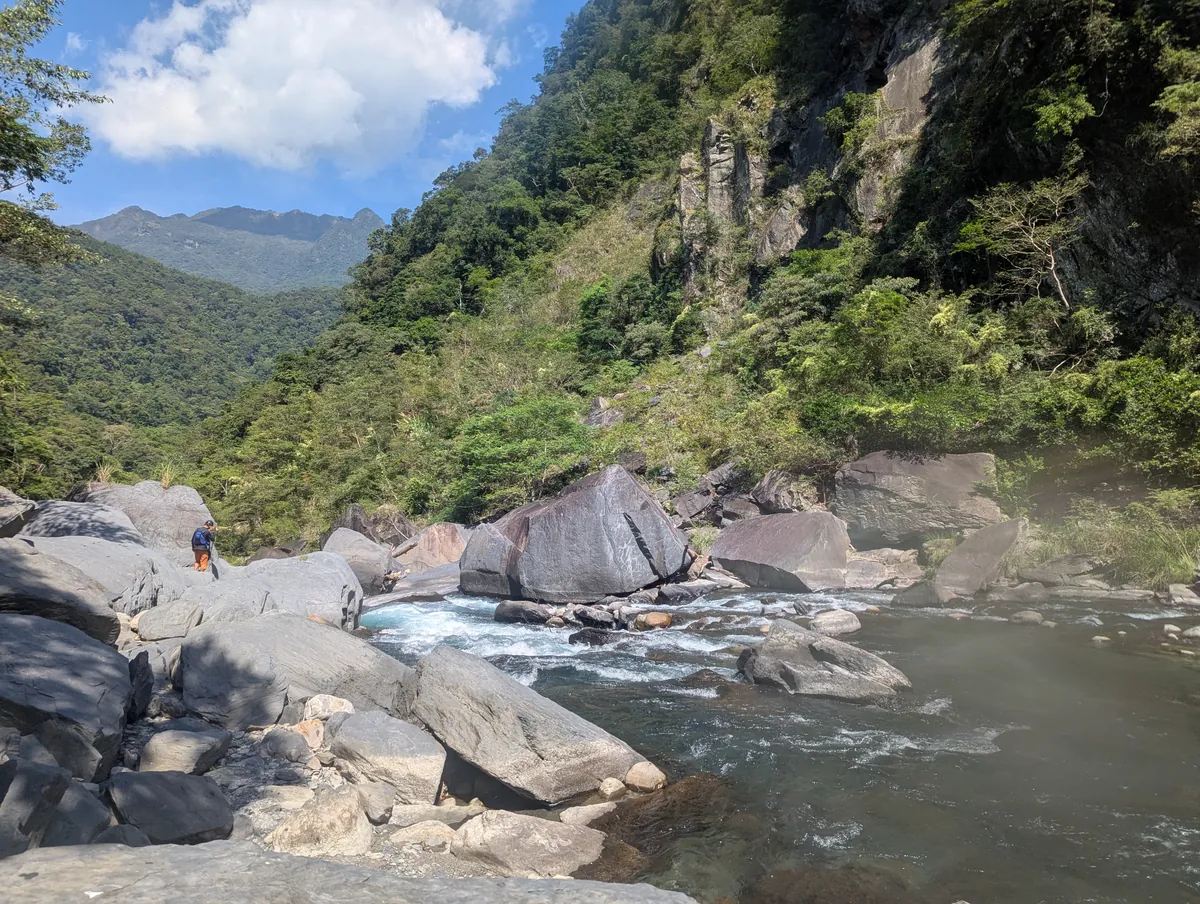 三潭三瀑前扛船上岸點